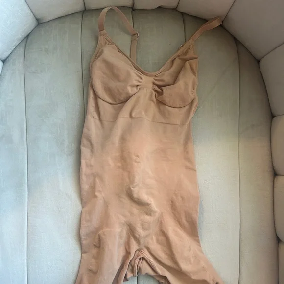- Seamless Tan Shapewear Bodysuit skim’s - Picture 2 of 3